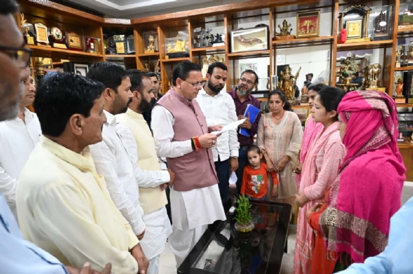भाजपा नेता दीपक बिजल्वाण के नेतृत्व में पीड़ित परिवार से मुख्यमंत्री की  मुलाकात करवाते हुये