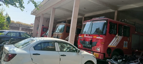 दमकल विभाग कार्यालय पर खड़ी गाड़ियां