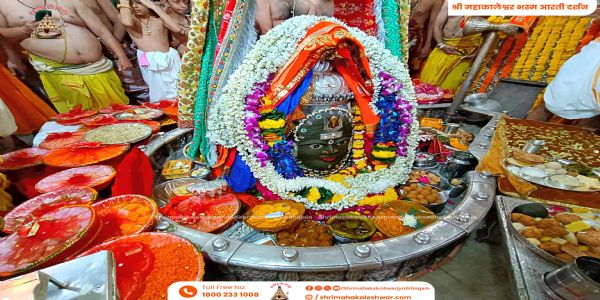 दीपोत्सवमहापर्वणि भगवानमहाकालेश्वरस्य पंचामृताभिषेकः अन्नकूटभोगार्पणं च सम्पन्नम्