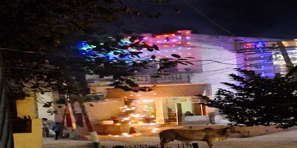 दीपावली पर्व उत्साहेन समाचरितं ,जनास्तत्र परस्परं गृहं गत्वावितरन्मिष्ठान्नम्
