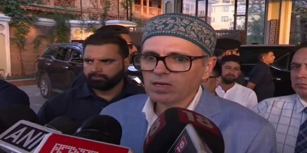 मुख्यमन्त्रिणा उमर इत्यनेन जम्मूकाश्मीरप्रदेशस्य जनान् च राष्ट्रस्य सर्वेषां दीपावलिपर्वं उत्सवेन आचरतां जनान् प्रति हृदयपूर्णाः शुभाशंसाः दत्ताः