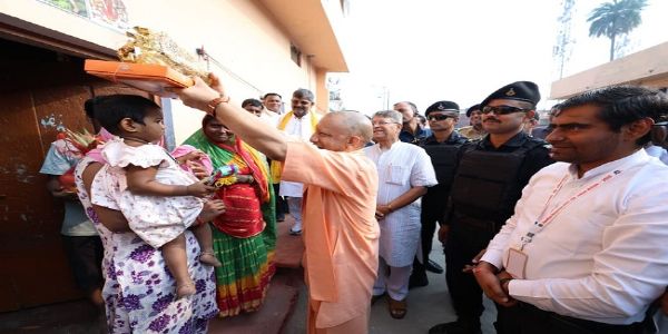 मुख्यमंत्री योगी अयोध्यायाः निषाद बस्त्यां समाचरिता दीपावली, दत्तं बालेभ्यो मिष्ठान्नम् उपहारं च