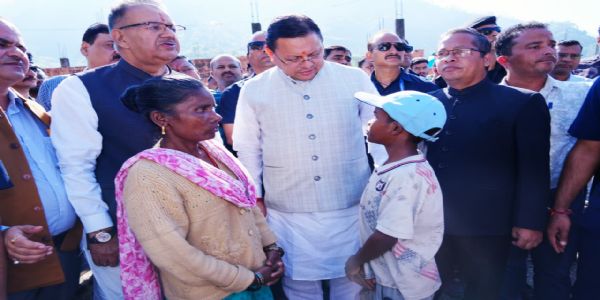 मुख्यमन्त्रिणा पुष्करसिंहेन धामिना आपदाग्रस्तेषु जनेषु मध्ये दीपावलिः उत्सवेन सह आचिता। सः अवदत्— सर्वकारः सर्वदा आपदापीडितपरिवारैः सह स्थिता अस्ति।