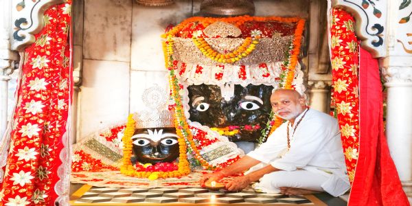 दीपावल्याः अवसरे चित्रकूटे आस्थायाः जनसमूहः समागतः, २० लक्षात् अधिकाः श्रद्धालवः मंदाकिनी च कामदगिरि च मध्ये दीपदानं कृतवन्तः