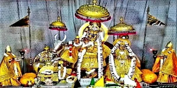 दीपावल्याः अवसरे गोविन्ददेवजीमन्दिरे भक्तानां विशालः समुदायः एकत्रितः अभवत्। अन्नकूट–उत्सवस्य सिद्धता अपि चरमावस्थां प्राप्ता।