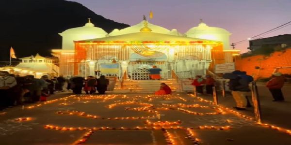 दीपावाल्यां गंगोत्री मंदिरं वधूरिव पुष्पैरलंकृतं , कपाटपिधानस्य सज्जा शुभारब्धा