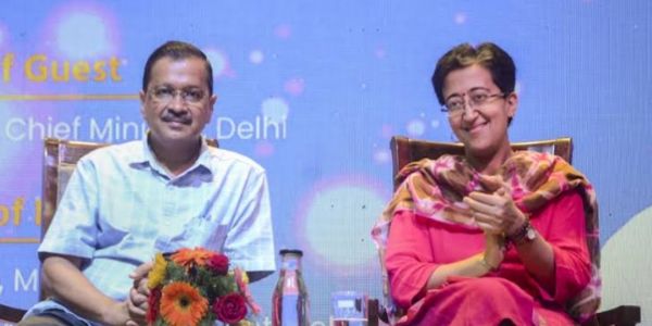 केजरीवालः आतिशी च दीपावल्याम् अदत्तां शुभकामनाः