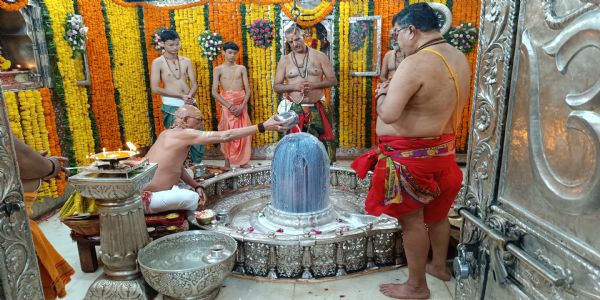 उज्जैनः शीतकालय प्रारंभेन सोमवासरतो भगवतो महाकालस्य स्नानम् ऊष्णजलेन आरप्स्यते