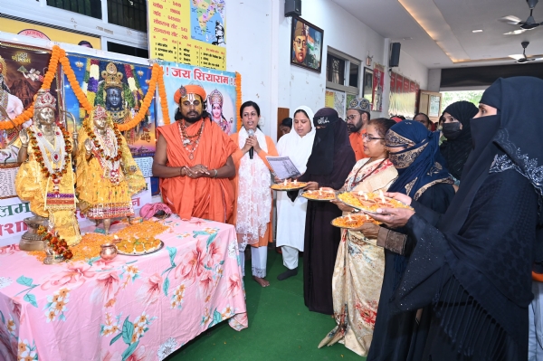 वाराणसी में भगवान राम की आरती करती मुस्लिम महिलाए