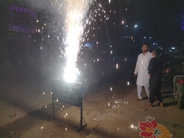 दिवाली पर पटाखे छाेडते 1