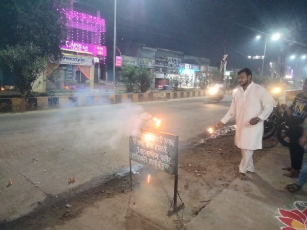 दिवाली पर पटाखे छाेडते 2