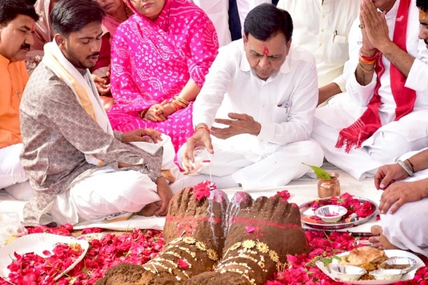 मप्रः उप मुख्यमंत्री देवड़ा ने लामगरी स्थित कमलमुनि चिन्मयानंद गौशाला में की गोवर्धन पूजा