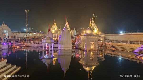 नर्मदा मंदिर में दीपों की जगमगाहट 2