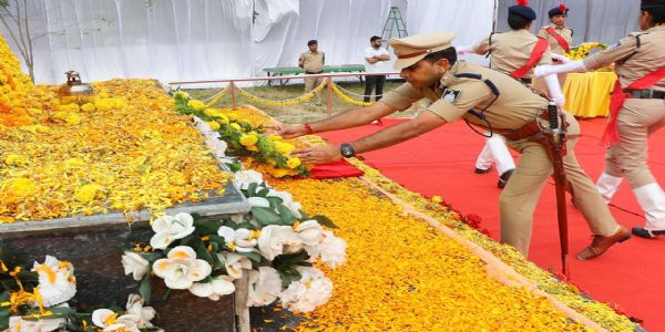 नरसिंहपुरे हुतात्‍म पुलिसकर्मिभ्योऽददात् भावपूर्णं श्रद्धांजलिम्