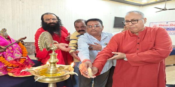 हर्षस्य पर्वास्ति इयं दीपावली  महंत रविंद्रपुरी