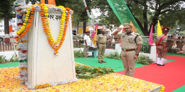 पुलिस स्मृति दिवसे समाहूतपुलिसकर्मिभ्योऽददात् श्रद्धांजलिं, परिजना सम्मानिताः