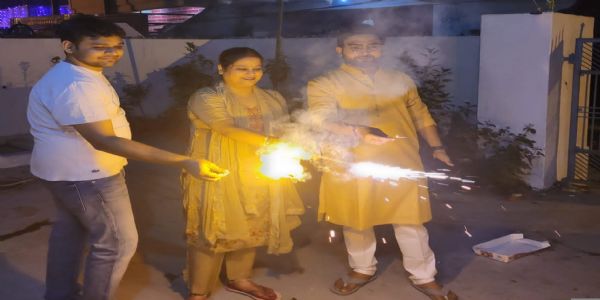 हर्षोल्लासेन समाचरितं दीपावल्याः पर्व, विस्फोटिताः विस्फोटाः विहिता भगवत् पूजा