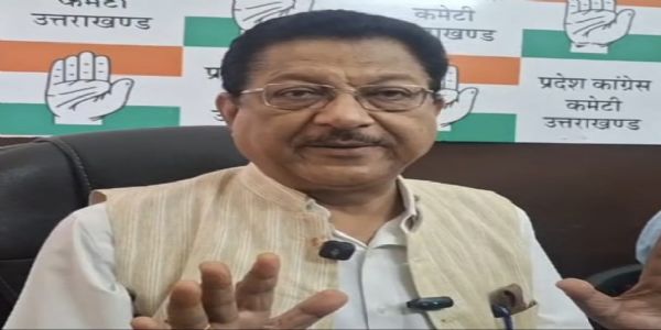 धामीसर्वकारेण च आन्दोलनकारी–छात्रनेतृभ्यः च कांग्रेसदलने उत्तरं प्रार्थितवती