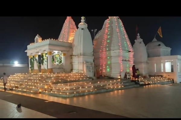 नर्मदा मंदिर में दीपों की जगमगाहट  1