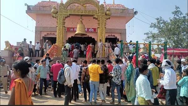 मां पीतांबरा मंदिर में रात 12 बजे विशेष पूजा अर्चना में दूर-दूरे से पहुंचे लोग