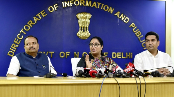 दिल्ली सचिवालय में बुधवार को प्रेस कांफ्रेंस करती मुख्यमंत्री रेखा गुप्ता
