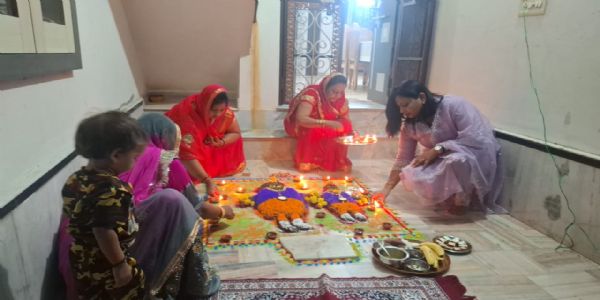 दीपोत्सवस्य समापनं गुरुवासरे : अद्य गोवर्धन पूजायां मंदिरेषु जातम् अन्नकूटस्य आयोजनम्