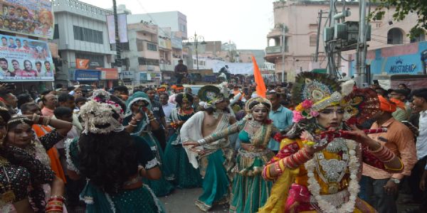 गोवर्धनपूजनोत्सवस्य निमित्तं यदुवंशियैः शोभायात्रा आयोजिताऽभवत्, यत्र प्रदर्शन्यः आकर्षणस्य केन्द्रं जातम्