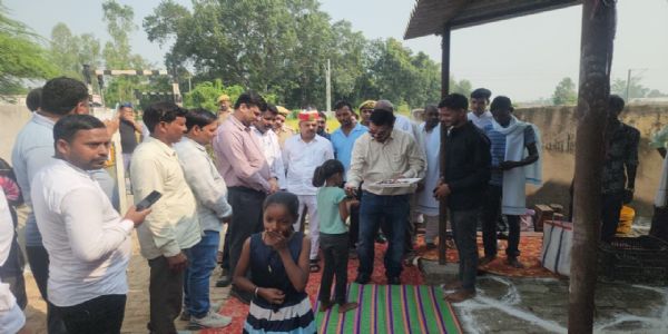 गोशालायां गोभ्यः गुडं प्रदाय जिलाधिकारीगोवर्धनपूजनं कृतवान्