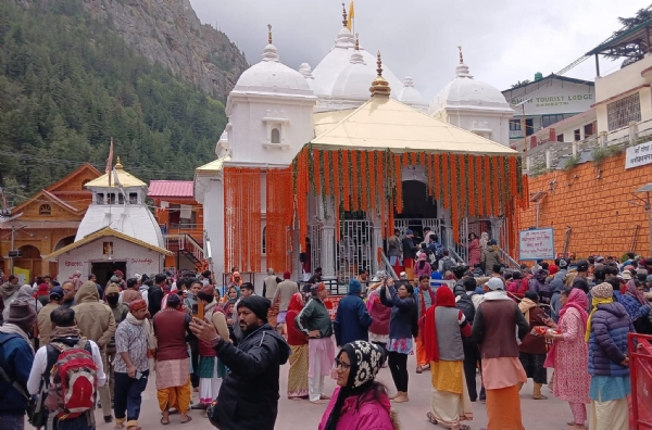 गंगोत्री धाम में कपाट बंद होने की प्रक्रिया शुरू, श्रद्धालुओं मां गंगा जी की आराधना करते हुए