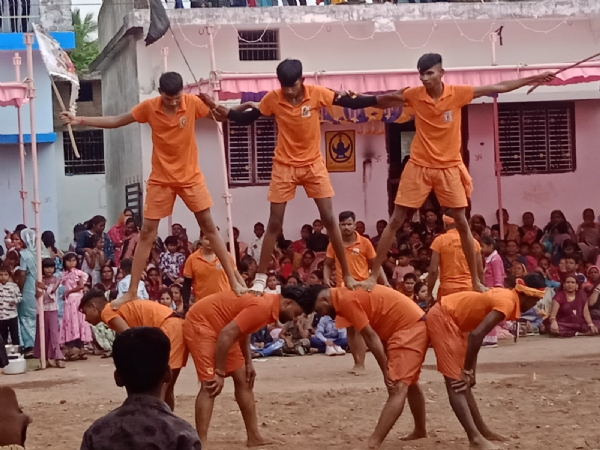 ग्राम भटगांव में करतब दिखाते युवा। ग्राम भटगांव में करतब दिखाते युवा।