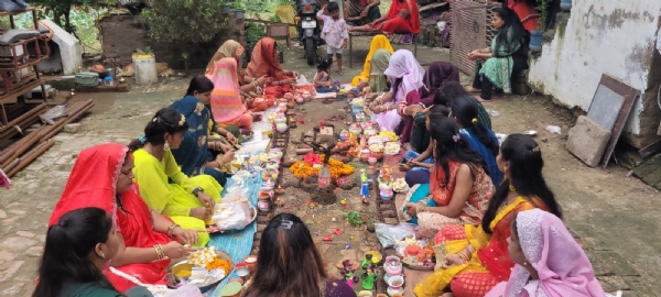 भाईदूज पर्व मनाती महिलाए भाईदूज पर्व मनाती महिलाए