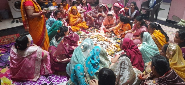 भाईदूज पर्व मनाती महिलाए भाईदूज पर्व मनाती महिलाए