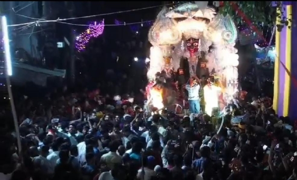 शोभायात्रा में शामिल श्रद्धालु शोभायात्रा में शामिल श्रद्धालु