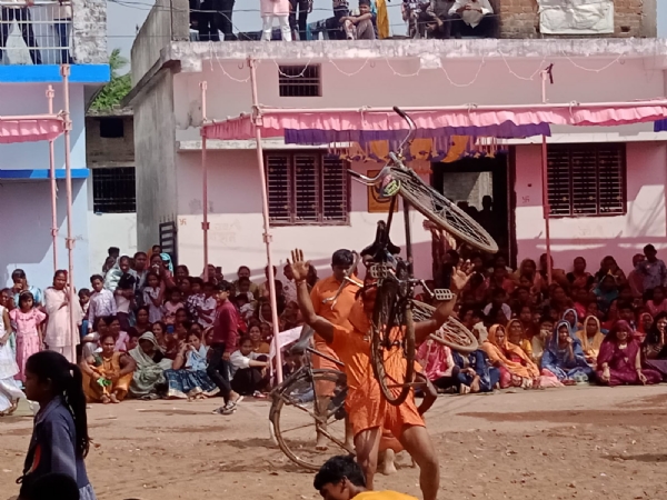 ग्राम भटगांव में करतब दिखाते युवा। ग्राम भटगांव में करतब दिखाते युवा।