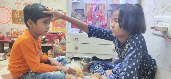 गुरुवार को रामगंगा विहार में भैया दूज के पर्व  पर भाई राघव का टीका करती बहनअपूर्वा। गुरुवार को रामगंगा विहार में भैया दूज के पर्व  पर भाई राघव का टीका करती बहनअपूर्वा।