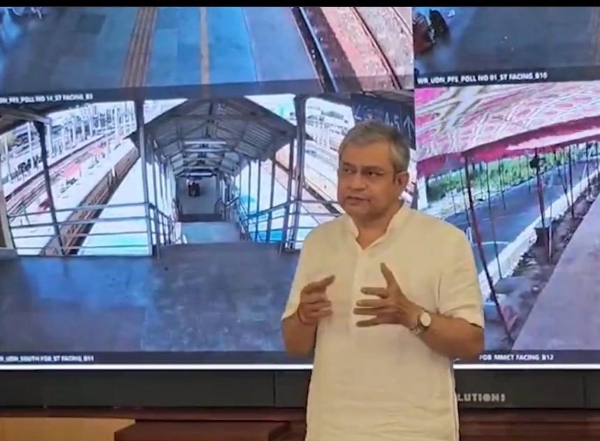 रेल मंत्री अश्विनी वैष्णव मीडिया को कंट्रोल रूम की जानकारी देते हुए रेल मंत्री अश्विनी वैष्णव मीडिया को कंट्रोल रूम की जानकारी देते हुए