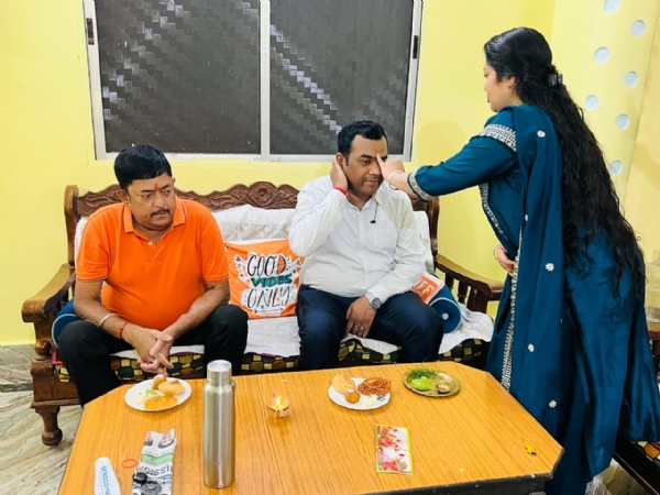 खूंटी। खूंटी के बंग समुदाय  द्वारा गुरुवार को भाई दूज  धूम धाम से मनाया गया।  सैकत कुमार दास ने  बताया  भाई दूज को यम द्वितीया भी कहा जाता है। दीपावली के पांचवें और अंतिम दिन  यह त्योहार मनाया जाता है। यह त्योहार भाई-बहन के प्रेम, त्याग और समर्पण का प्रतीक है, जिसमें भाई बहन की रक्षा का वचन देता है। ऋग्वेद और पुराणों में इस पर्व का उल्लेख मिलता है, जो इसे दीपावली का सबसे प्राचीन और प्रामाणिक पर्व बनाता है। कार्तिक शुक्ल पक्ष की यह द्वितीया  तिथि यम को  समर्पित है। पांच पर्वों में भाई दूज अकेला ऐसा त्योहार है जिसका स्पष्ट जिक्र वेदों में आता है और इस तरह यह दीपावली के दौरान मनाया जाने वाला सबसे प्राचीन और सबसे ज्यादा ऑथेंटिक (प्रामाणिक) पर्व है, जो अपने असली स्वरूप और असली कारण के साथ है। इसमें न समय के साथ कोई बदलाव आया है और न ही इसका उद्देश्य बदला है। फोटो खूंटी। खूंटी के बंग समुदाय  द्वारा गुरुवार को भाई दूज  धूम धाम से मनाया गया।  सैकत कुमार दास ने  बताया  भाई दूज को यम द्वितीया भी कहा जाता है। दीपावली के पांचवें और अंतिम दिन  यह त्योहार मनाया जाता है। यह त्योहार भाई-बहन के प्रेम, त्याग और समर्पण का प्रतीक है, जिसमें भाई बहन की रक्षा का वचन देता है। ऋग्वेद और पुराणों में इस पर्व का उल्लेख मिलता है, जो इसे दीपावली का सबसे प्राचीन और प्रामाणिक पर्व बनाता है। कार्तिक शुक्ल पक्ष की यह द्वितीया  तिथि यम को  समर्पित है। पांच पर्वों में भाई दूज अकेला ऐसा त्योहार है जिसका स्पष्ट जिक्र वेदों में आता है और इस तरह यह दीपावली के दौरान मनाया जाने वाला सबसे प्राचीन और सबसे ज्यादा ऑथेंटिक (प्रामाणिक) पर्व है, जो अपने असली स्वरूप और असली कारण के साथ है। इसमें न समय के साथ कोई बदलाव आया है और न ही इसका उद्देश्य बदला है। फोटो