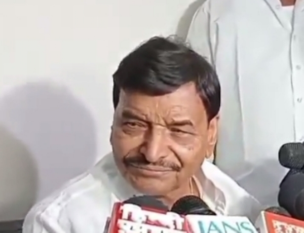 पत्रकारों से वार्ता करते हुए शिवपाल सिंह यादव पत्रकारों से वार्ता करते हुए शिवपाल सिंह यादव