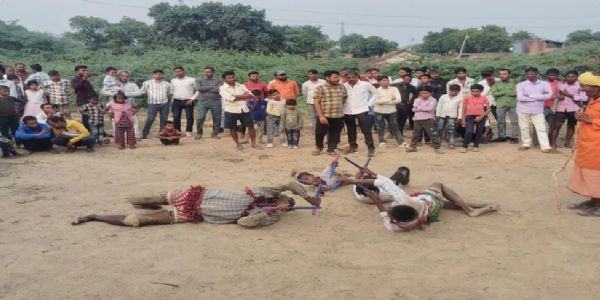 उत्तरप्रदेशस्य हमीरपुरजनपदस्य बेरीग्रामे ऐतिहासिकदुर्गस्य समीपे लट्ठमारदीवारीनृत्यं सम्पन्नम्