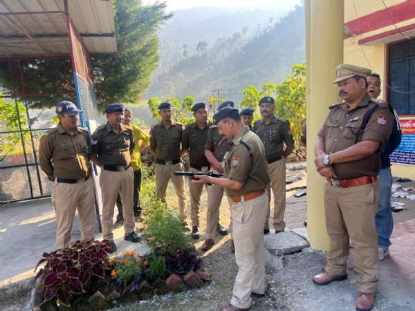 थाने का निरीक्षण करते क्षेत्राधिकारी थाने का निरीक्षण करते क्षेत्राधिकारी