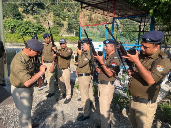 शास्त्रों की जांच और अभ्यास करते पुलिसकर्मी शास्त्रों की जांच और अभ्यास करते पुलिसकर्मी