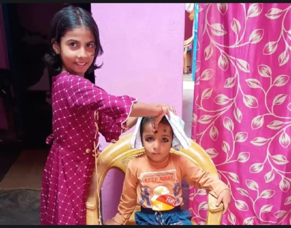 भैयादूज के दिन भाई का टीका करती बहन भैयादूज के दिन भाई का टीका करती बहन