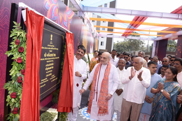 सदस्य निवास संकुल का किया लोकार्पण करते हुए अमित शाह सदस्य निवास संकुल का किया लोकार्पण करते हुए अमित शाह