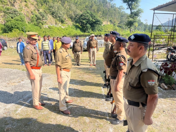 थाने का निरीक्षण करते क्षेत्र अधिकारी थाने का निरीक्षण करते क्षेत्र अधिकारी