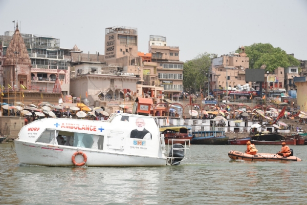 गंगा में एनडीआरएफ़ की टीम