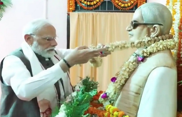 प्रधानमंत्री नरेन्द्र मोदी स्व. कर्पूरी ठाकुर को नमन करते हुए प्रधानमंत्री नरेन्द्र मोदी स्व. कर्पूरी ठाकुर को नमन करते हुए