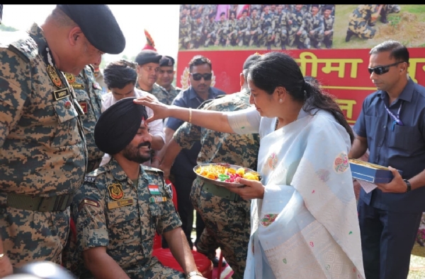 छावला में बीएसएफ कैंप में दिल्ली की मुख्यमंत्री रेखा गुप्ता बीएसएफ जवानों के साथ भाईदूज मनाते हुए छावला में बीएसएफ कैंप में दिल्ली की मुख्यमंत्री रेखा गुप्ता बीएसएफ जवानों के साथ भाईदूज मनाते हुए