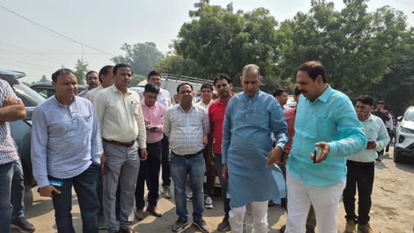 उपमहापौर निरीक्षण करते हुए। उपमहापौर निरीक्षण करते हुए।