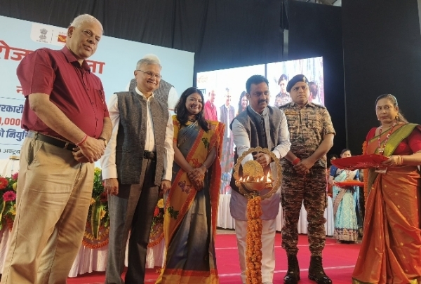 वाराणसी में आयोजित कार्यक्रम का शुभारंभ करते केंद्रीय मंत्री कमलेश पासवान वाराणसी में आयोजित कार्यक्रम का शुभारंभ करते केंद्रीय मंत्री कमलेश पासवान