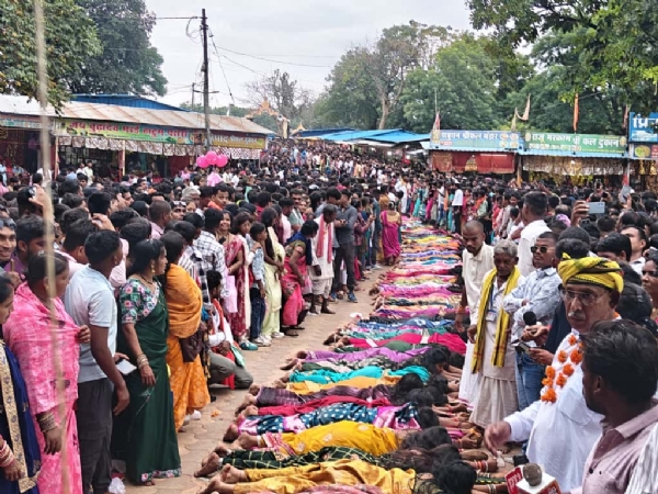 जमीन में लेटकर मन्नत मांगती हुई महिलाएं। जमीन में लेटकर मन्नत मांगती हुई महिलाएं।